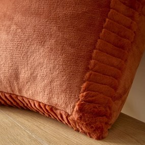 Dekoračný vankúš z mikroplyšu 55x55 cm Velvet and Faux Fur – Catherine Lansfield