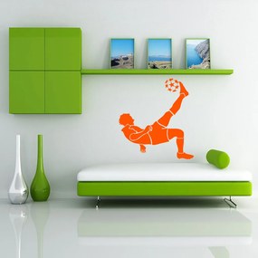 Veselá Stena Samolepka Futbalista vykopáva Farba: oranžová, Veľkosť: 40 x 43 cm