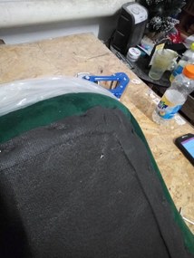 AKCE Tmavozelená zamatová stolička VERDO s čiernymi nohami II. akosť