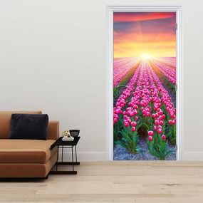 Fototapeta na dvere - Pole tulipánov so slnkom (95x205cm)