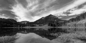 Obraz jazero pod kopcami v čiernobielom prevedení Varianta: 100x50
