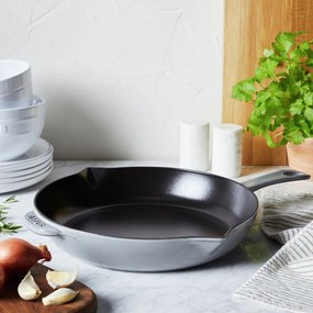 Staub Liatinová panvica STAUB 26 cm sivá