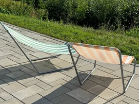 Skladacie plážové ležadlo SAND, tmavo šedé pruhy