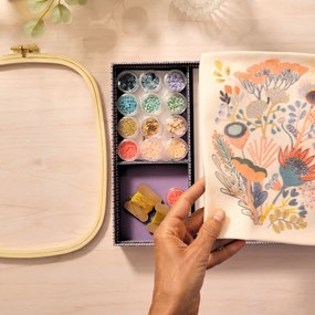 Atelier 58 – Korálikové vyšívanie pre tínedžerov aj dospelých – kvetina