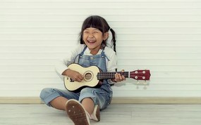 Detská gitara so 4 nylonovými strunami, drevená