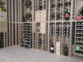 Expovinalia Regál na víno PETÍN I Materiál a odstín: Borovice s odstínem světlý dub