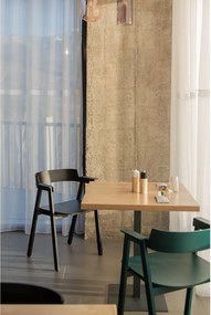 Čierna jedálenská stolička s podrúčkami z dubového dreva Flip – Gazzda