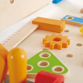 Pracovný stôl s náradím