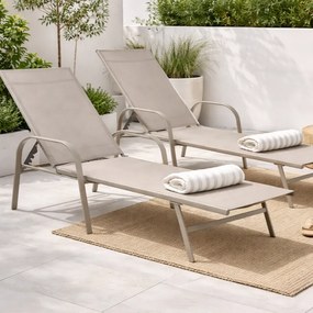 Béžové záhradné lehátko s nastaviteľným operadlom – ideálne na relaxáciu
