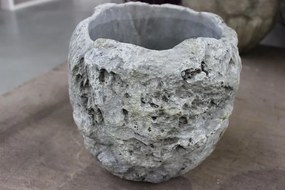 Sivý betónový kvetináč v dizajne kameňa 21cm
