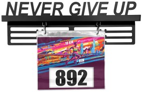 Nástenný vešiak na medaily a štartovacie čísla NEVER GIVE UP čierny