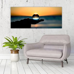 Obraz sklenenej gule v dlani (120x50 cm)