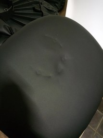 AKCIA Čierno-biela stolička BALI MARK s čiernymi nohami II. akosť