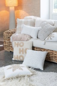Béžovobiely vianočný vankúš so snehovými vločkami Snowflake – 45*45*15 cm
