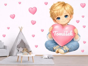 Blond chlapček so srdiečkom a menom textilní prelepiteľná nálepka na stenu hárok 31 x 46 cm