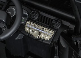 Elektrické autíčko Land Rover Defender 110 SVX čierne
