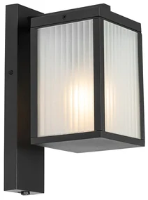 Vonkajšia nástenná lampa čierna s rebrovaným sklom a senzorom súmraku - Charlois