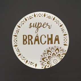 AMADEA Drevený podtácok okrúhly text "super brat", priemer 10,5 cm, český výrobok