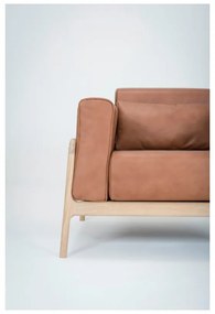 Koňakovohnedé kreslo z byvolej kože s konštrukciou z masívneho dubového dreva Gazzda Fawn