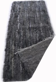 Tmavý koberec z ovčej vlny