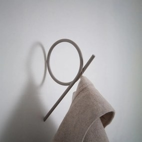 Taupe nástenný kovový háčik Tuba L – Spinder Design