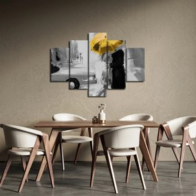 Obraz - Zamilovaný pár pod dáždnikom, žltý (150x105 cm)