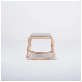 Podnožka s konštrukciou z dubového dreva so sivým textilným sedadlom Gazzda Dedo