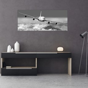 Obraz - Lietadlo v oblakoch, čiernobiele (120x50 cm)