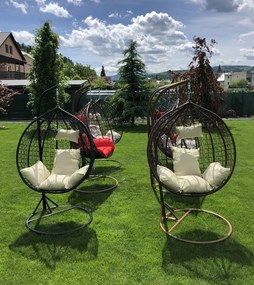 Kvalitné čierne závesné kreslo s kvetinovými vankúšmi