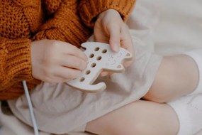 Montessori drevená prepletacia hračka - mačiatko