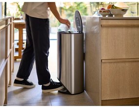 Nášľapný odpadkový kôš z nehrdzavejúcej ocele v lesklo striebornej farbe 30 l Arc – Joseph Joseph