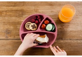 Silikónový detský tanier v tehlovej farbe 19x20,5 cm Dusky Pink – Kindsgut