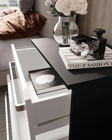 NOČNÝ STOLÍK MARION LED BIELE ŠUPLÍKY VYSOKÝ LESK ŠIROKÉ ÚCHYTKY