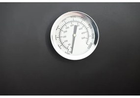 Čierny gril na drevené uhlie