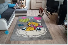 Dekorstudio Detský koberec KIDS - Sivý s Mackom Rozmer koberca: 140x190cm