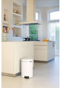 Biely nášľapný oceľový odpadkový kôš 20 l NewIcon – Brabantia