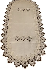 Oválny béžový obrus zdobený krajkou Šírka: 35 cm | Dĺžka: 70 cm