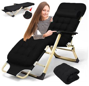 Záhradné lehátko zlatej farby s čiernym vankúšom