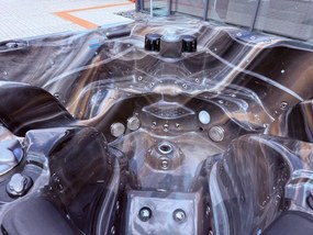 Akrylátová vírivka Ultimate - vystavený model cappucino s hnedou bočnicou