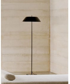 Čierna stojacia lampa s kovovým tienidlom (výška 153 cm) Sayra – Kave Home