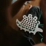 Montessori drevená prepletacia hračka - dino