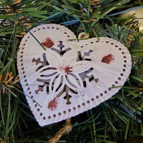 DECOLED Kovová vianočná závesná ozdoba s patinou srdca, vzorovaná