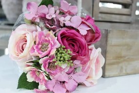 Ružová kytička z ruží a heleborusu