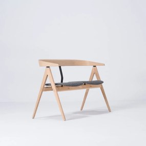 Lavica z dubového dreva so sivým sedadlom Gazzda Ava