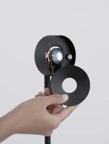 LED čierna stojaca lampa Irida so šošovkami