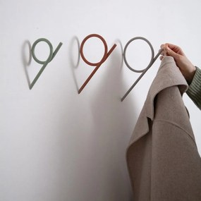 Svetlohnedý nástenný oceľový háčik Tuba – Spinder Design