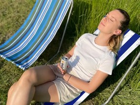 Skladacie plážové ležadlo SAND, modré pruhy
