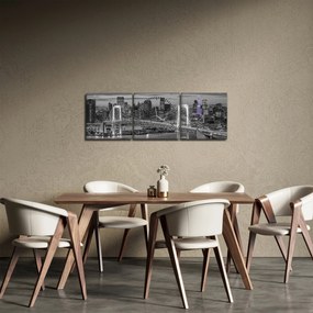 Obraz - Veľkomesto s fialovou vežou (s hodinami) (90x30 cm)