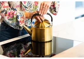 Varná kanvica z nehrdzavejúcej ocele v zlatej farbe 1,5 l Diamante – Vialli Design