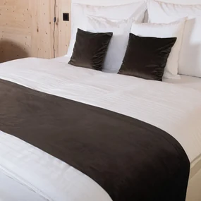 Biante Zamatový prehoz/behúň na posteľ Velvet Prémium SVP-016 Tmavo hnedý 50x220 cm
